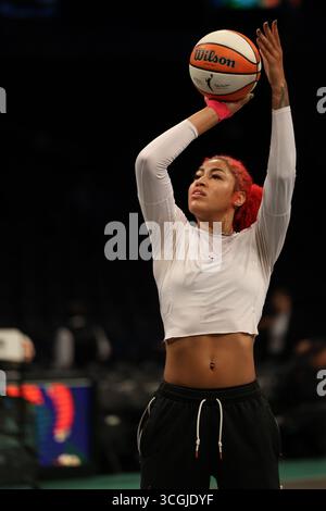 August 2025; Brooklyn, New York, USA; Washington Mystics Stürmer Shakira Austin (0) während der Aufwärmphase vor dem Spiel im Barclays Center. Obligatorischer Credit: Jess Stiles (Foto: Jess Stiles/SIPA USA) Credit: SIPA USA/Alamy Live News Stockfoto