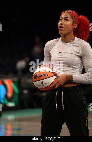 August 2025; Brooklyn, New York, USA; Washington Mystics Stürmer Shakira Austin (0) während der Aufwärmphase vor dem Spiel im Barclays Center. Obligatorischer Credit: Jess Stiles (Foto: Jess Stiles/SIPA USA) Credit: SIPA USA/Alamy Live News Stockfoto