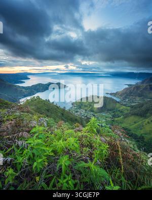 Der Lake Toba in Nord-Sumatra, Indonesien, ist ein atemberaubendes Reiseziel, das die atemberaubende Naturschönheit der Region, Stockfoto