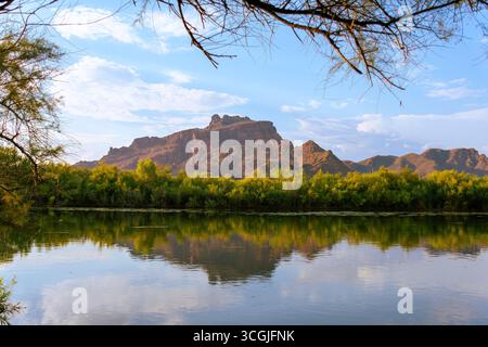 Landschaftsaufnahme der Berge in der Nähe des Salt River in Arizona Stockfoto