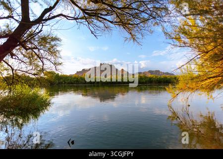 Landschaftsaufnahme der Berge in der Nähe des Salt River in Arizona Stockfoto