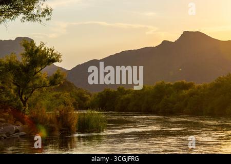 Landschaftsaufnahme der Berge in der Nähe des Salt River in Arizona Stockfoto
