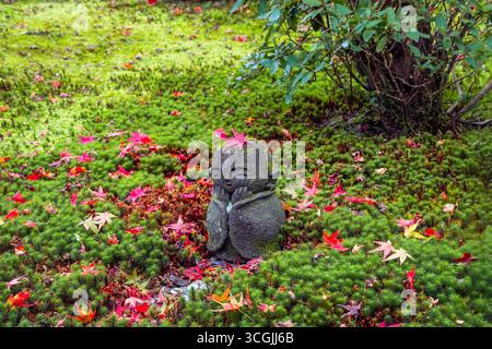 Malerischer Blick auf den Enko-JI-Tempel mit wunderschönem Laub im Herbst in Kyoto, Japan Stockfoto