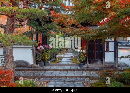 Malerischer Blick auf den Enko-JI-Tempel mit wunderschönem Laub im Herbst in Kyoto, Japan Stockfoto