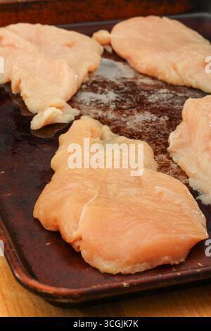 Rohe Hähnchenkoteletts auf Backblech bereit zum Kochen Stockfoto