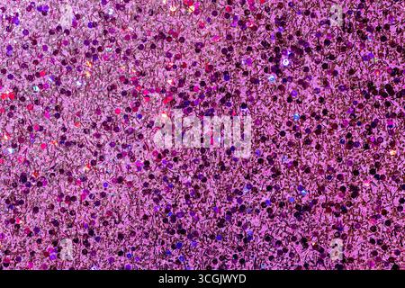Vollständiger Makro-abstrakter Texturhintergrund von funkelnder mehrfarbiger rosa Glitzeroberfläche mit Kopierraum Stockfoto