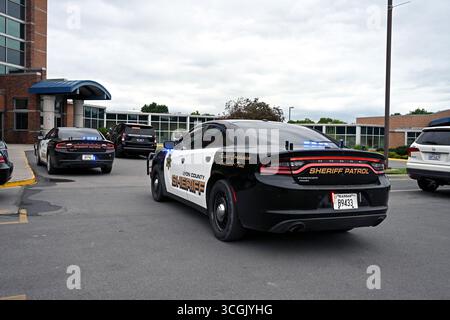 EMPORIA KANSAS, USA - 28. AUGUST 2025 Lokale Strafverfolgungsbehörden zahlreicher Behörden reagierten auf eine Aktivierung des Schützen-Alarms heute Nachmittag im Newman Regional Health Hospital, was ein fehlerhafter Notschalter-Fehler war. Stockfoto