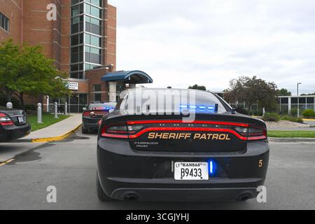 EMPORIA KANSAS, USA - 28. AUGUST 2025 Lokale Strafverfolgungsbehörden zahlreicher Behörden reagierten auf eine Aktivierung des Schützen-Alarms heute Nachmittag im Newman Regional Health Hospital, was ein fehlerhafter Notschalter-Fehler war. Stockfoto