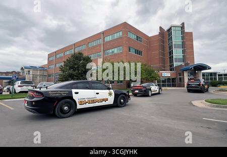 EMPORIA KANSAS, USA - 28. AUGUST 2025 Lokale Strafverfolgungsbehörden zahlreicher Behörden reagierten auf eine Aktivierung des Schützen-Alarms heute Nachmittag im Newman Regional Health Hospital, was ein fehlerhafter Notschalter-Fehler war. Stockfoto