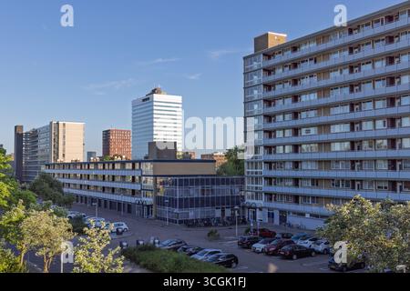 Moderne Wohn- und Bürogebäude unter klarem blauem Himmel in einem Stadtgebiet. Zeitgenössische Architektur in einer niederländischen Stadtlandschaft. Kanaleneiland Utrecht, Stockfoto