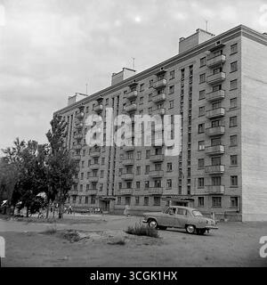 Ein Archivfoto von Sloviansk, 1987, das ein GAZ-M20 „Pobeda“-Retro-Auto im Innenhof eines spätsowjetischen Hochhauses in der Chubarya-Straße zeigt, als Symbol der historischen Erinnerung in Friedenszeiten vor dem Krieg Stockfoto