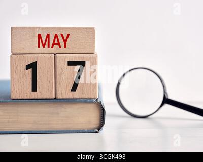 Hölzerner Kalender mit 17. Mai, Erinnerung an den Welttag der Telekommunikation und Informationsgesellschaft. Stockfoto