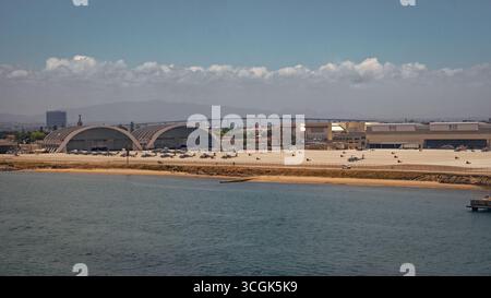 San Diego, Kalifornien, USA - 17. Mai 2019: U.S. Navy. Marineflugstation, Kalifornien. Hangar-Gebäude an der Rampe mit Hubschrauber. Militärmarinestützpunkt Stockfoto