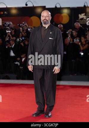 Venedig, Italien. August 2025. VENEDIG, ITALIEN. 28. August 2025: Yorgos Lanthimos bei der Premiere von Bugonia beim 82. Internationalen Filmfestival von Venedig. Foto: Kristina Afanasyeva/FeatureflashVENICE, ITALIEN - 28. AUGUST: Yorgos Lanthimos besucht den roten Teppich „Bugonia“ während des 82. Internationalen Filmfestivals von Venedig am 28. August 2025 in Venedig. Quelle: Paul Smith/Alamy Live News Stockfoto