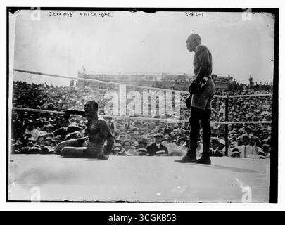 „Jeffries Knock-out“, Foto des Jack Johnson gegen Jim Jeffries während der Weltmeisterschaft im Schwergewicht. Reno, 4. Juli 1910 Stockfoto
