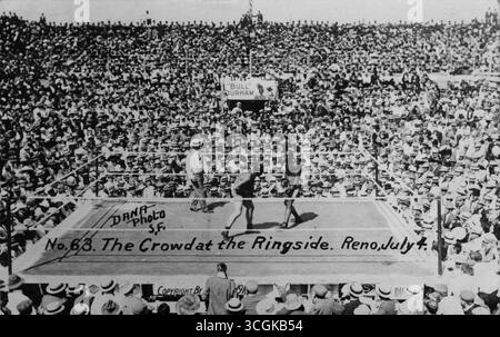 Foto des Jack Johnson-Jeffries Boxkampfes mit der Menge am Ring - Reno, 4. Juli 1910 - Foto von Dana, SF Stockfoto