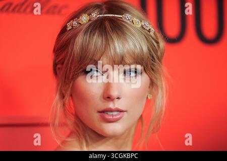 (DATEI) Taylor Swift und Travis Kelce sind verlobt. MANHATTAN, NEW YORK CITY, NEW YORK, USA - 23. APRIL: Der amerikanische Sänger, Songwriter und Kulturikone Taylor Swift trägt ein J. Mendel Kleid, Lorraine Schwartz Schmuck und Chloe Gosselin Heels und kommt zur 2019 Time 100 Gala, die am 23. April 2019 in der Frederick P. Rose Hall at Jazz at Lincoln Center in Manhattan, New York City, New York, USA stattfindet. (Foto von Image Press Agency) Stockfoto