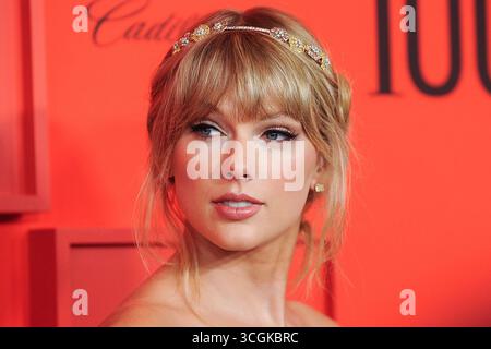 (DATEI) Taylor Swift und Travis Kelce sind verlobt. MANHATTAN, NEW YORK CITY, NEW YORK, USA - 23. APRIL: Der amerikanische Sänger, Songwriter und Kulturikone Taylor Swift trägt ein J. Mendel Kleid, Lorraine Schwartz Schmuck und Chloe Gosselin Heels und kommt zur 2019 Time 100 Gala, die am 23. April 2019 in der Frederick P. Rose Hall at Jazz at Lincoln Center in Manhattan, New York City, New York, USA stattfindet. (Foto von Image Press Agency) Stockfoto