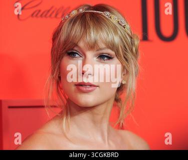 (DATEI) Taylor Swift und Travis Kelce sind verlobt. MANHATTAN, NEW YORK CITY, NEW YORK, USA - 23. APRIL: Der amerikanische Sänger, Songwriter und Kulturikone Taylor Swift trägt ein J. Mendel Kleid, Lorraine Schwartz Schmuck und Chloe Gosselin Heels und kommt zur 2019 Time 100 Gala, die am 23. April 2019 in der Frederick P. Rose Hall at Jazz at Lincoln Center in Manhattan, New York City, New York, USA stattfindet. (Foto von Image Press Agency) Stockfoto