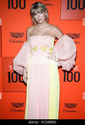 (DATEI) Taylor Swift und Travis Kelce sind verlobt. MANHATTAN, NEW YORK CITY, NEW YORK, USA - 23. APRIL: Der amerikanische Sänger, Songwriter und Kulturikone Taylor Swift trägt ein J. Mendel Kleid, Lorraine Schwartz Schmuck und Chloe Gosselin Heels und kommt zur 2019 Time 100 Gala, die am 23. April 2019 in der Frederick P. Rose Hall at Jazz at Lincoln Center in Manhattan, New York City, New York, USA stattfindet. (Foto von Image Press Agency) Stockfoto