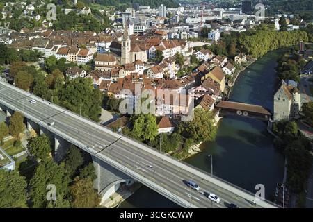 Blick auf die Altstadt mit der hohen Brücke davor, die Altstadt und die überdachte Holzbrücke mit dem Landvogteischloss auf der Limmat dahinter, Stockfoto