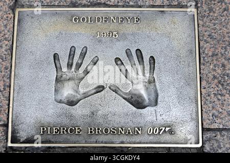 Handabdrücke von Pierce Brosnan für den Film GoldenEye auf einer Metallplatte auf dem Bürgersteig, London, England, Großbritannien Stockfoto