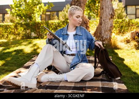 Eine junge Frau mit kurzen Haaren genießt einen ruhigen Spaziergang in einer wunderschönen Umgebung im Freien. Stockfoto