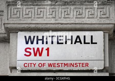 Ein Steinschild für Whitehall in der City of Westminster, London, Region London, England, Großbritannien Stockfoto