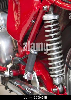 Rotes Motorrad mit klassischer Federung und glänzenden Chromdetails, raesfeld, deutschland Stockfoto
