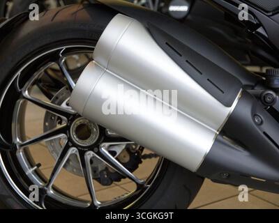 Glänzende silberne Auspuffanlage auf einem Motorrad mit modernem Design, raesfeld, deutschland Stockfoto