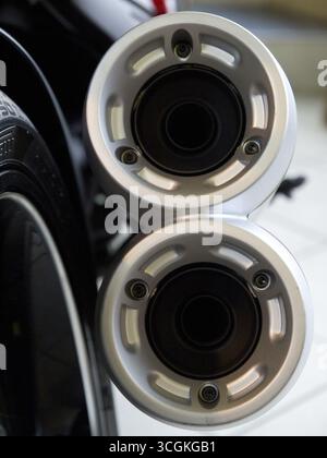 Doppelter Auspuff auf einem Motorrad. Silbernes Metall glänzt im Licht, raesfeld, deutschland Stockfoto