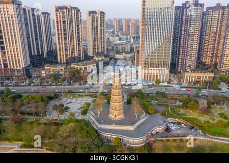 Eine alte Pagode steht hoch in modernen Hochhäusern in Yichang. Stockfoto