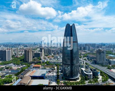 Ein Blick auf die Stadt Ningbo in China aus der Luft zeigt einen einzigartigen, hoch aufragenden modernen Wolkenkratzer, der sich über der weitläufigen urbanen Architektur erhebt. Stockfoto