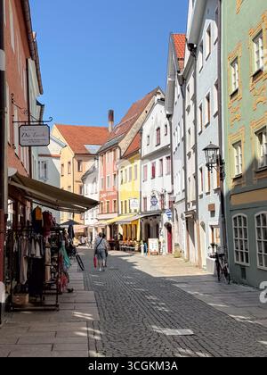 Füssen, Deutschland, 17.06.25. Charmante Fußgängerzone in Füssen, Deutschland, gesäumt von farbenfrohen historischen Gebäuden, Boutiquen und Cafés. Ein sonniger Tag Stockfoto