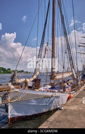 Rostock; 25. Juli 2025: Klassisches Chartersegelschiff Nobile mit Holzbowspriß, Seilseilen und Netzen, am Kai im Rostocker Hafen Stockfoto