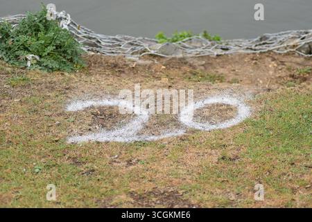 Die Zahl 20 steht auf dem Boden in Kreide. Stockfoto