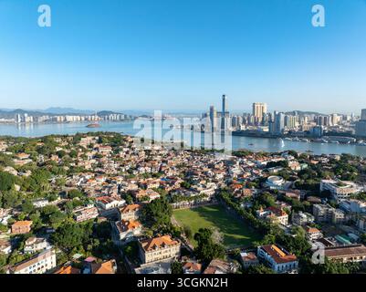 Panoramablick auf die Stadt Xiamen in China mit ihrer pulsierenden urbanen Landschaft, ihrer vielfältigen Architektur und der geschäftigen Küstenbucht. Stockfoto