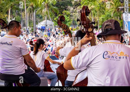 Auftritt des Royal Bangkok Symphony Orchestra auf der Bühne beim Open Air Concert in the Park, Lumphini, Bangkok, Thailand Stockfoto