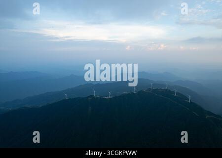 Windturbinen stehen hoch auf dem Jiugong Mountain, Xianning, China, und nutzen die Kraft des Windes. Stockfoto