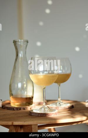 Ein paar Gläser Weißwein aus der Karaffe Stockfoto