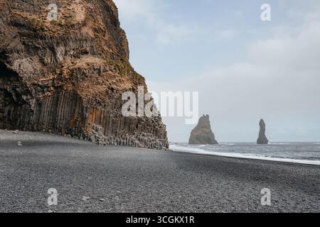 Basaltsäulen am Strand von Reynisfjara, Island Stockfoto