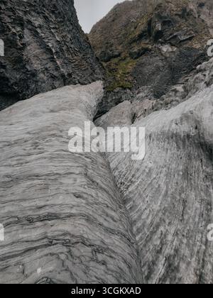 Basaltsäulen am Strand von Reynisfjara, Island Stockfoto