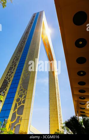 Dubai, VAE - 9. Dezember 2024: Dubai Picture Frame. Größter goldener Rahmen für Fotos. Menschen gehen vorbei an architektonischen Wahrzeichen und hoher Aussichtsplattform im Zabeel Park. Vertikales Foto Stockfoto