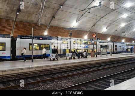 Der Zug hielt an der U-Bahnstation Monaco Monte-Carlo, mit Passagieren auf dem Bahnsteig Monaco Monte-Carlo, Fürstentum Monaco Stockfoto