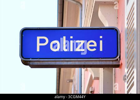 Ettlingen, Deutschland - 13. August 2025: Deutsches Polizeizeichen mit dem Wort Polizei am Gebäude Stockfoto