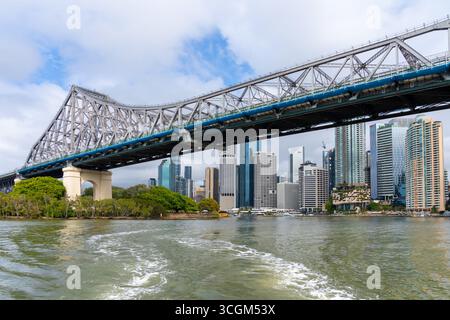 Story Bridge mit Gebäuden in der Innenstadt von Brisbane, Queensland, Australien. Stockfoto