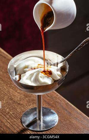 Cremiges Eis mit Espresso Stockfoto