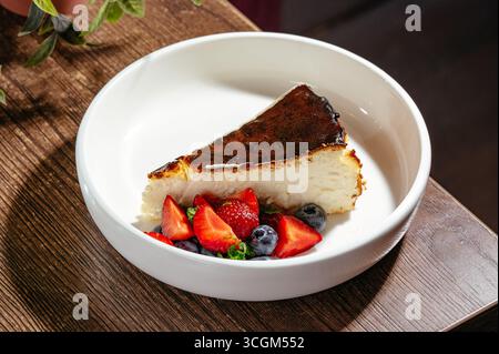 Gebackener Käsekuchen mit frischen Beeren Stockfoto