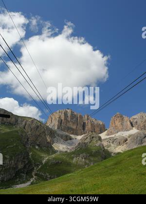 Blick vom Sass Pordoi in den Dolomiten an einem Sommertag, Seilbahnlinien über Einen Berg - Italien. Stockfoto