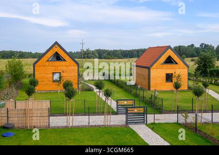Ruciane-Nida, Polen - 5. August 2025: Hölzerne Luxushäuser in Ruciane-Nida, Masurien, Polen Stockfoto